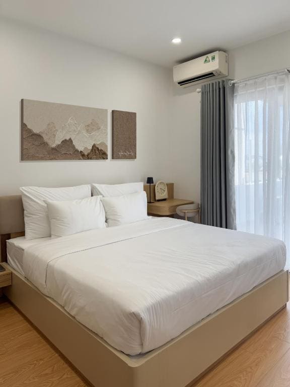 One-Bedroom Apartment with Balcony room - Image 1