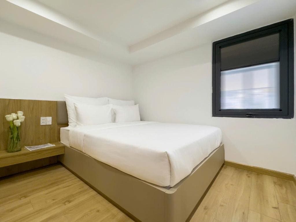 Superior One-Bedroom Apartment room - Image 2