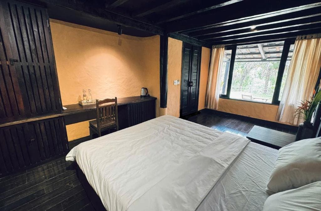 Deluxe Double Room with Balcony room - Image 3
