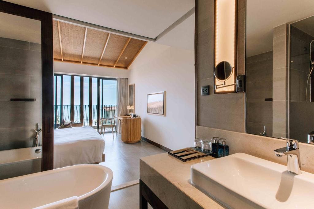 Premium Deluxe Ocean King room - Image 2