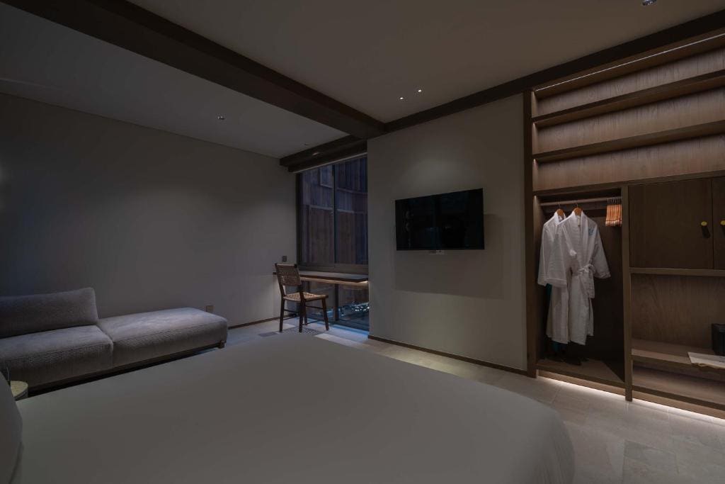 Superior King Room room - Image 3