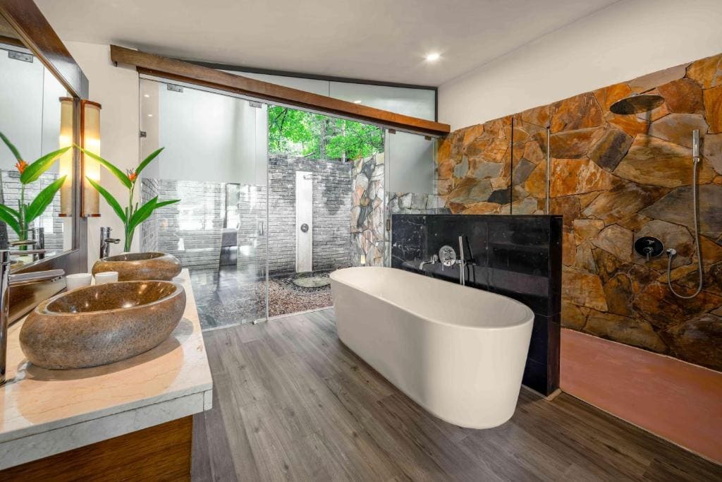 Hilltop Villa room - Image 3
