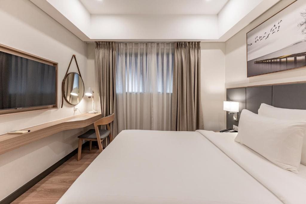 Deluxe One-Bedroom Suite room - Image 1