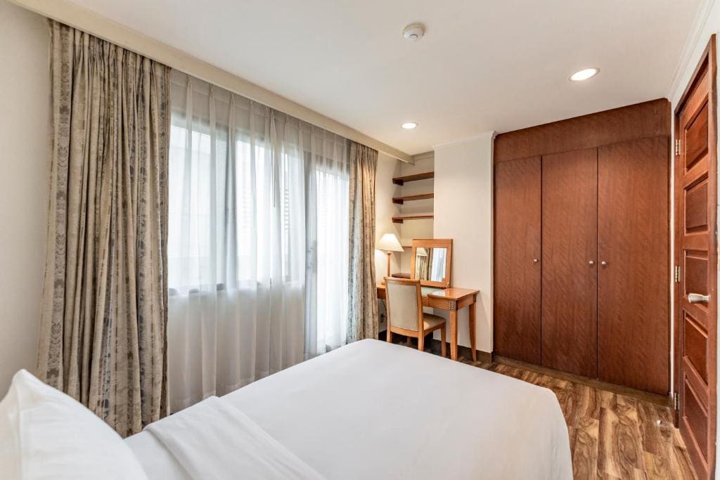 Deluxe One-Bedroom Suite room - Image 3