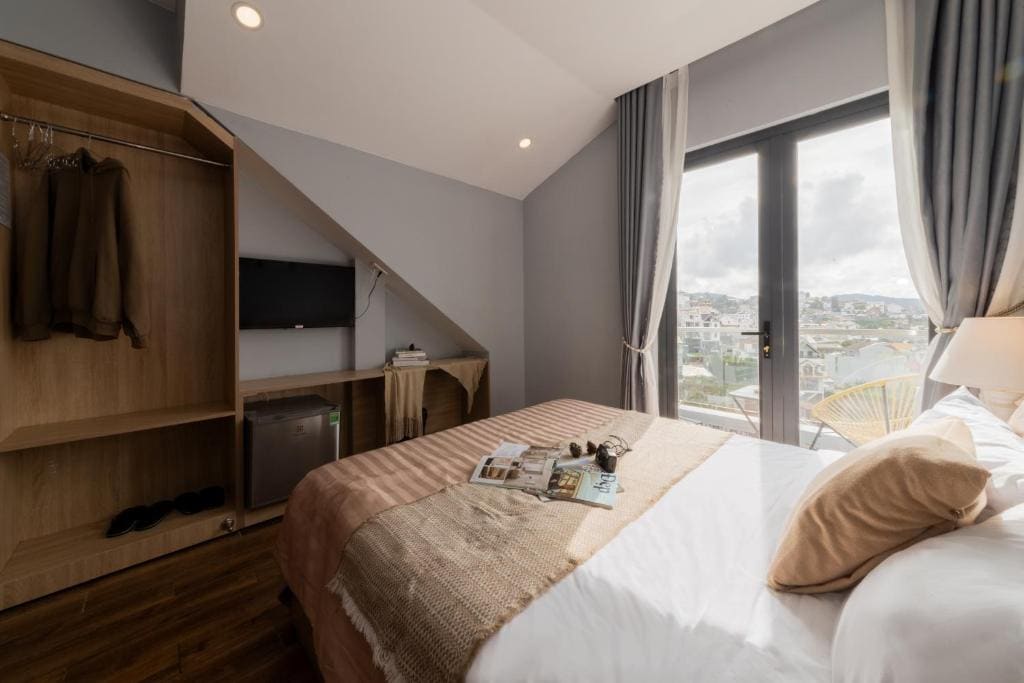 Queen Room with Balcony room - Image 2