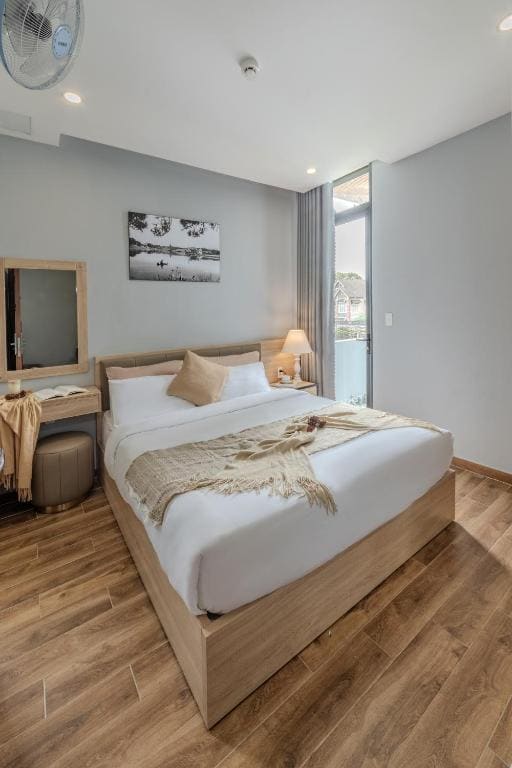 Queen Room with Balcony room - Image 1