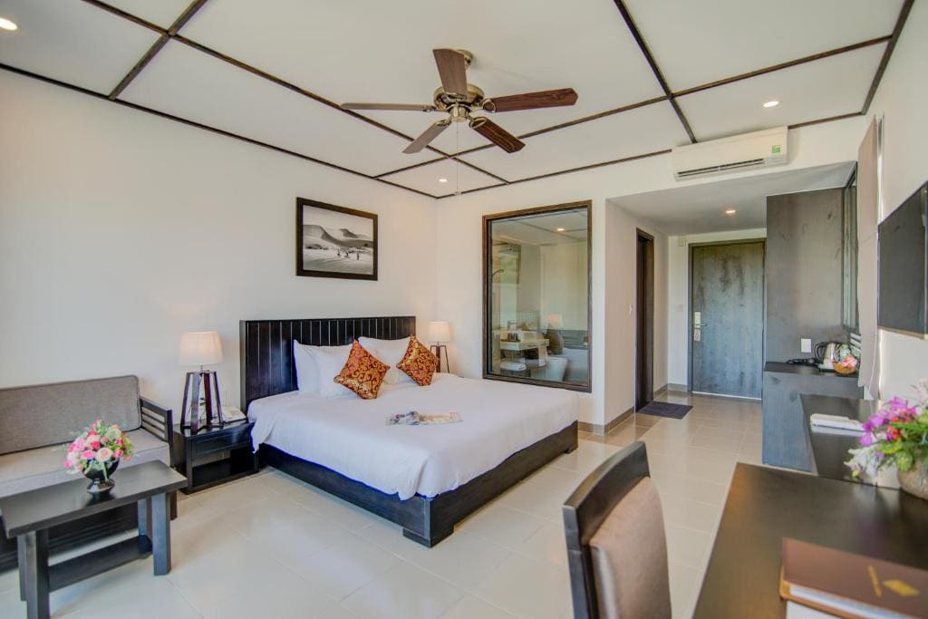 Deluxe Double Room with Balcony and City View room - Image 1