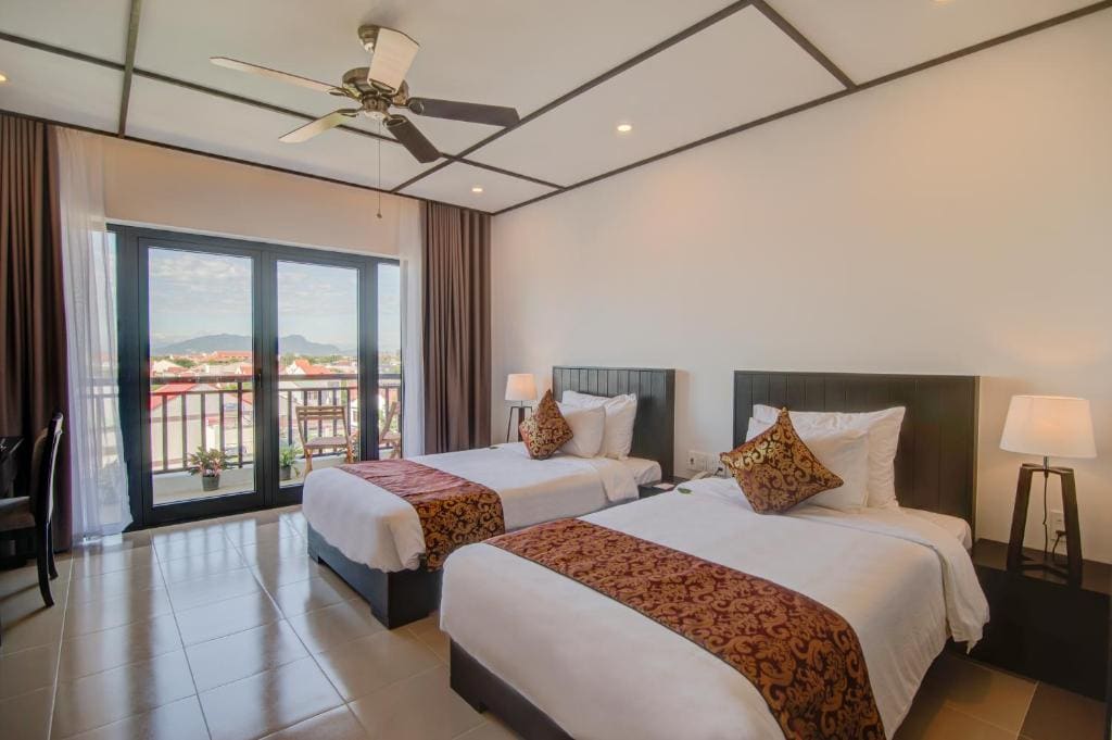 Deluxe Twin Room with Balcony and City View room - Image 3