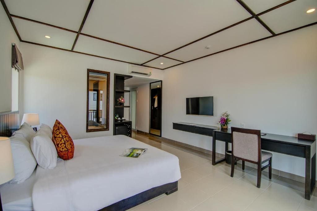 Executive King Balcony Pool View room - Image 2