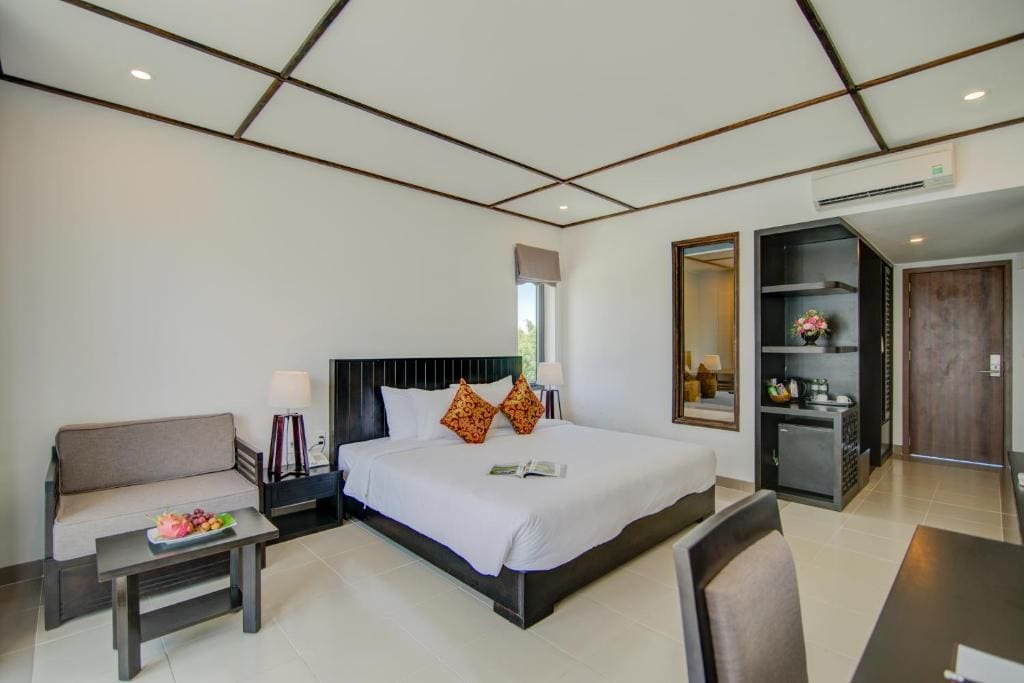 Premier King Balcony City View room - Image 3