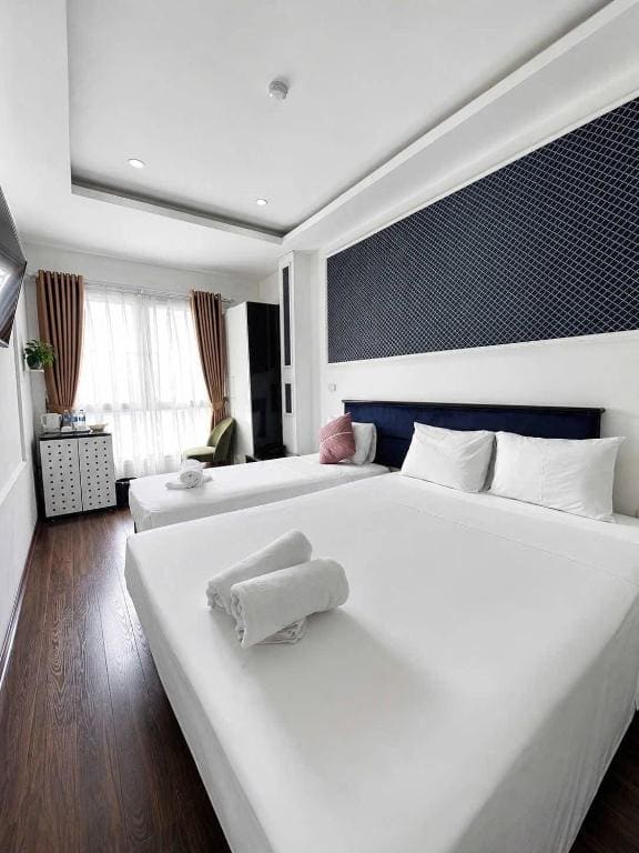 Deluxe Family Room room - Image 2