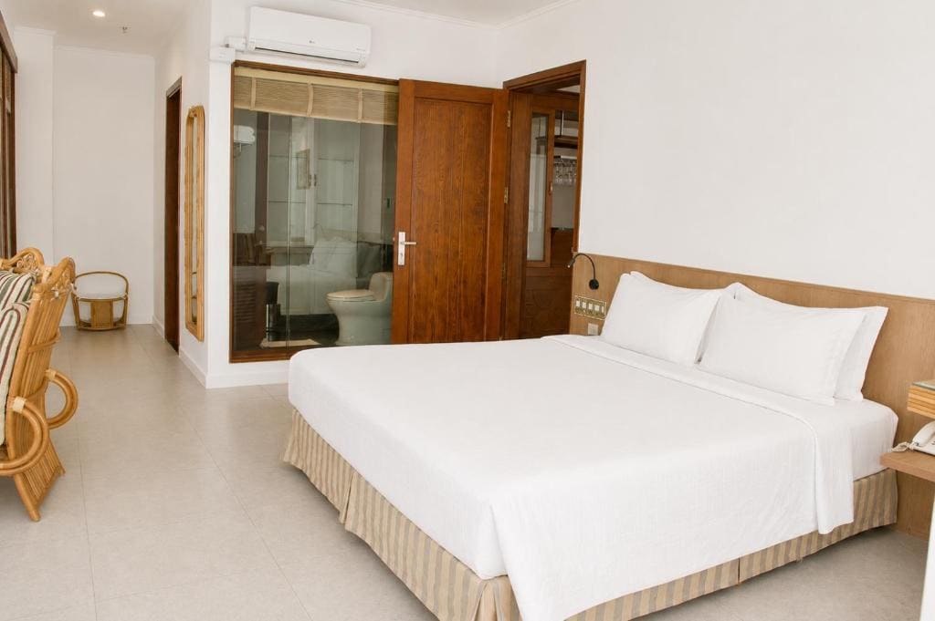One-Bedroom Apartment with City View room - Image 3