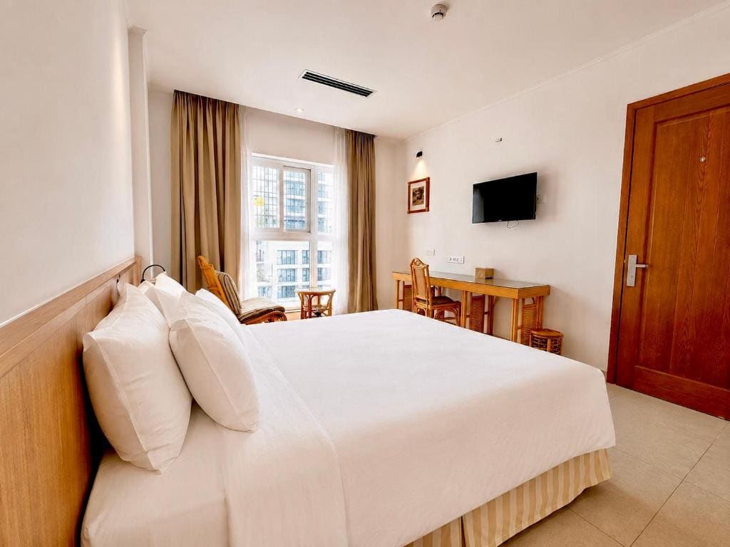 One-Bedroom Apartment with City View room - Image 2