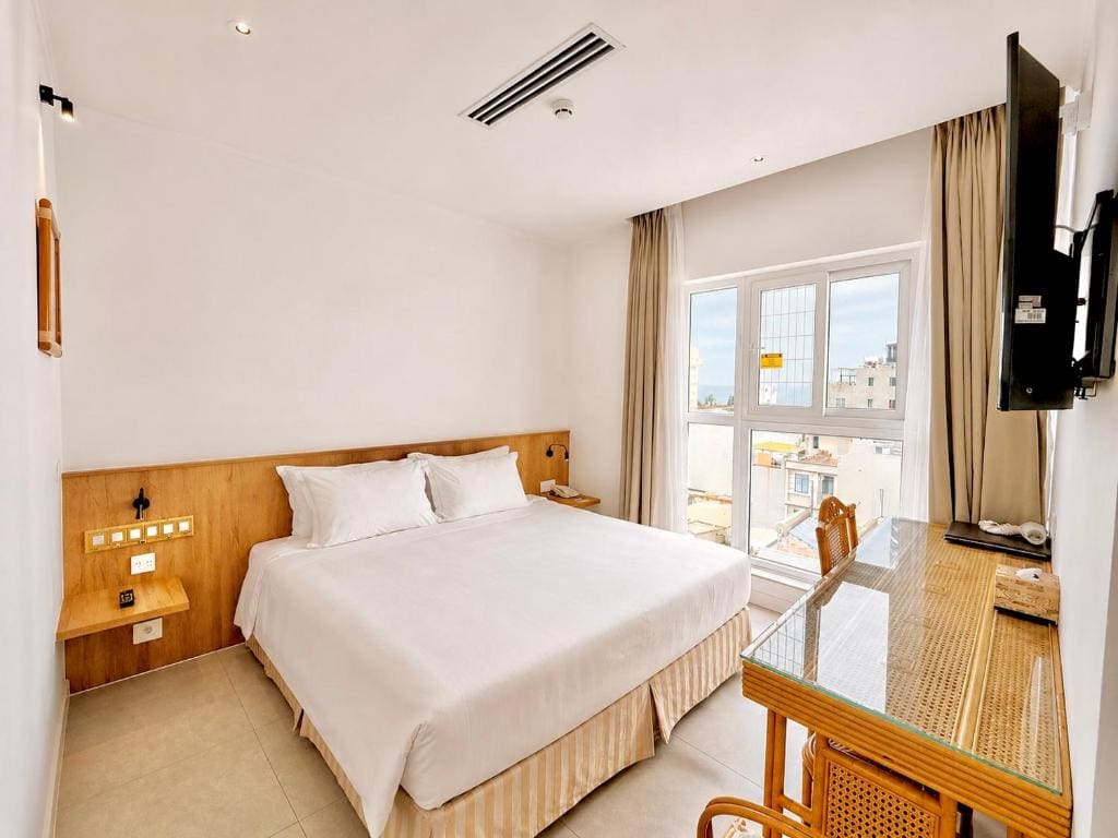 One-Bedroom Apartment with City View room - Image 1