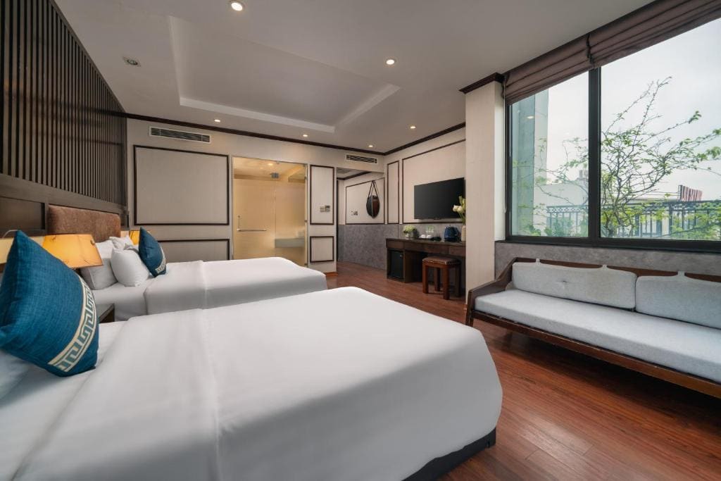 Family Room with Lake View room - Image 2