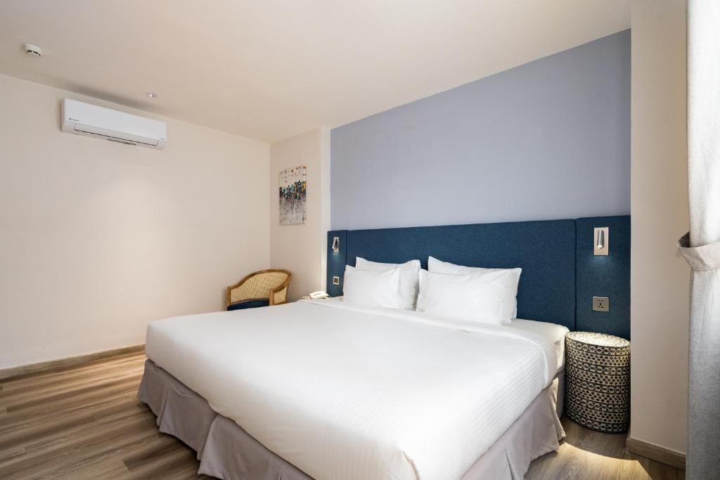 Executive Double Room with Alley View room - Image 2