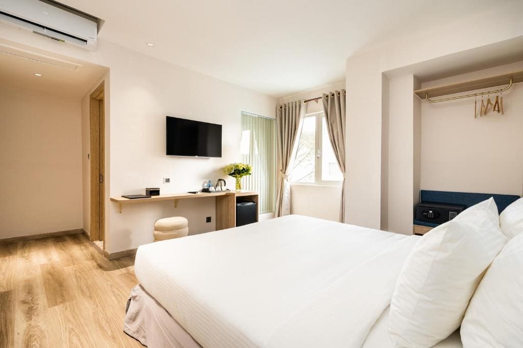 Premium Deluxe Double With City View room - Image 2