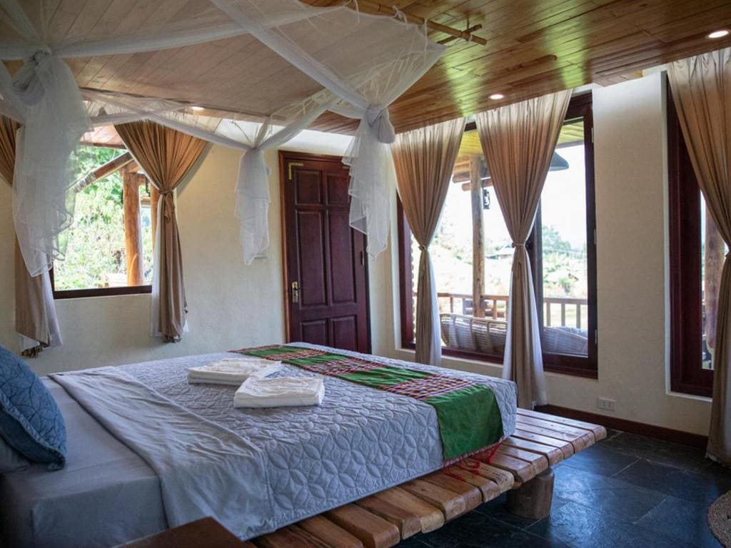 Executive Top Floor King Room with Balcony and Mountain View room - Image 2