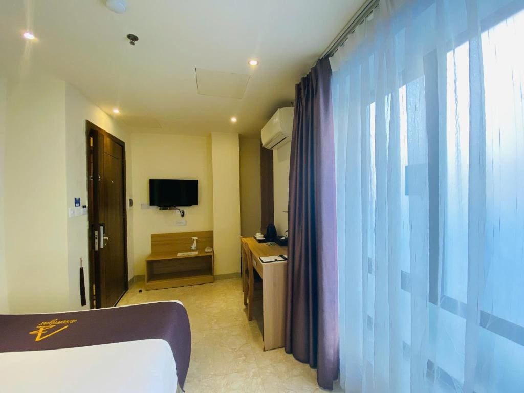 Single Room with Bath room - Image 2