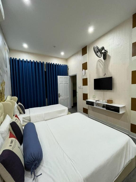 Superior Family Room room - Image 2