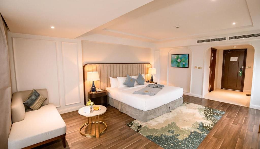 Deluxe Family Room room - Image 2