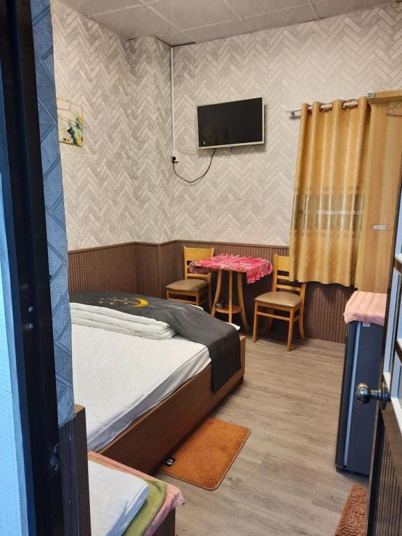 Deluxe Double Room (2 Adults + 1 Child) room - Image 3