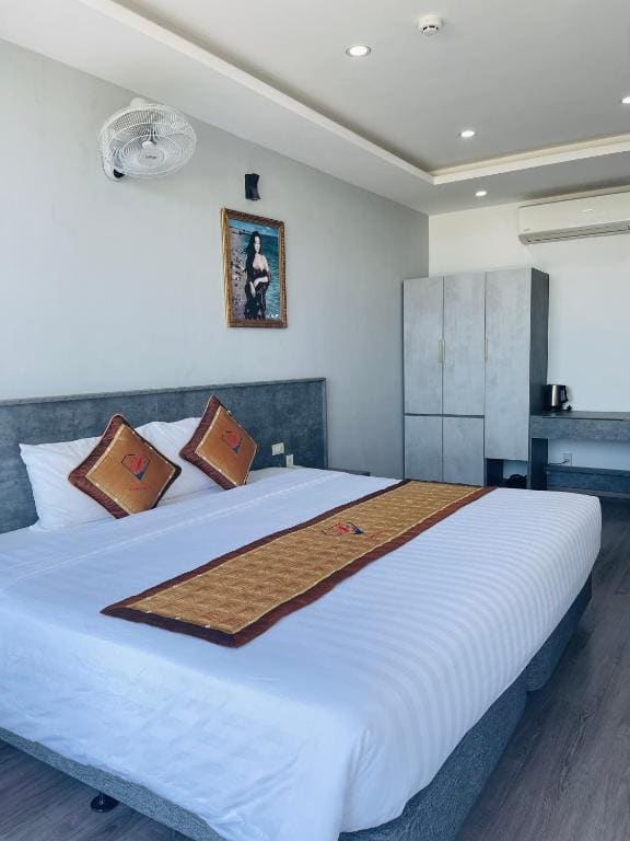 Deluxe Queen Room room - Image 1