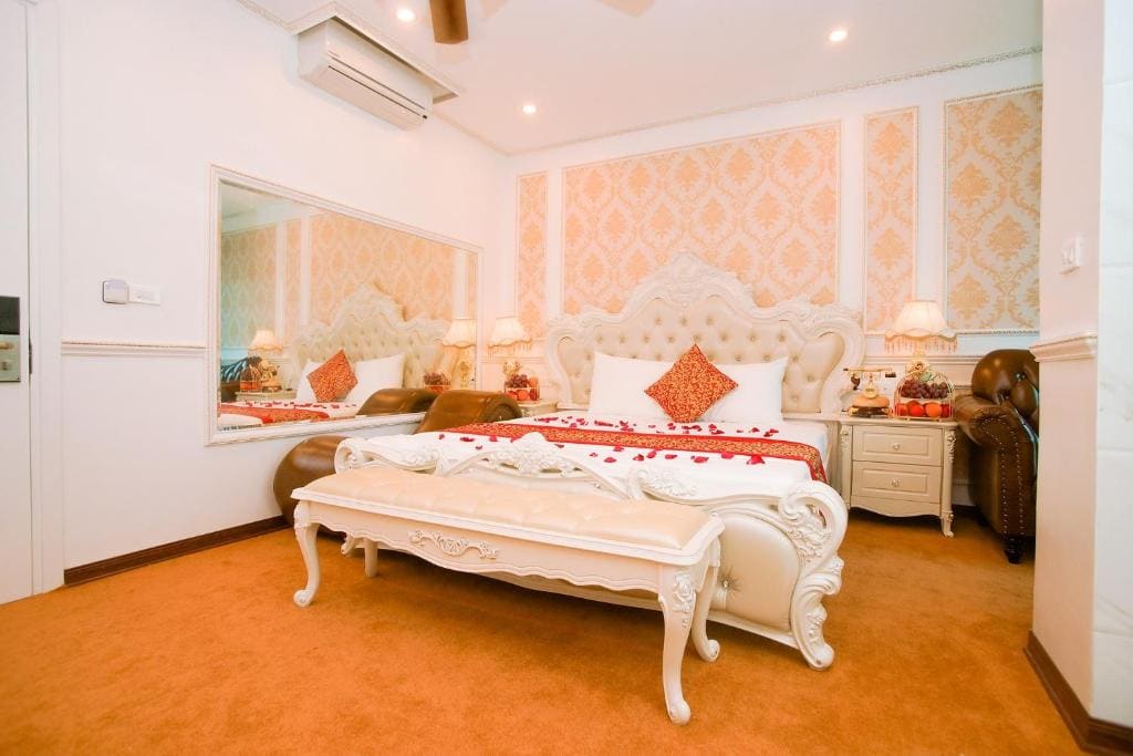 Deluxe King Room room - Image 1