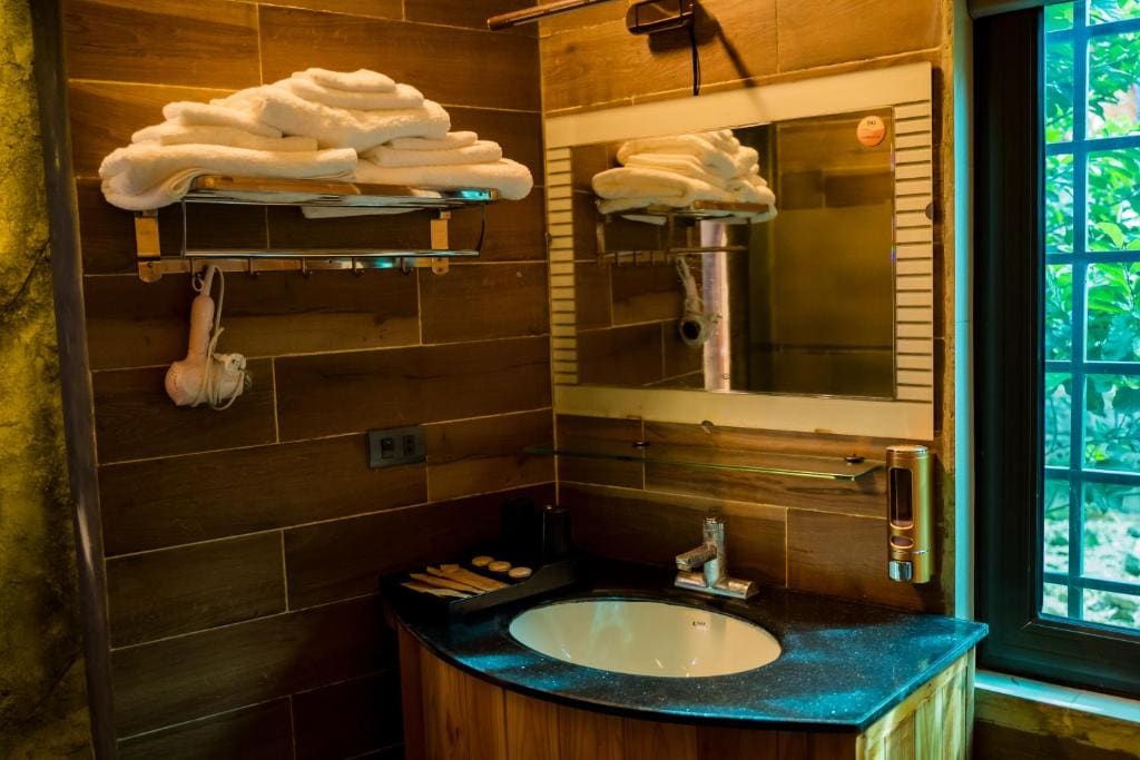 Deluxe Bungalow with Garden View room - Image 2