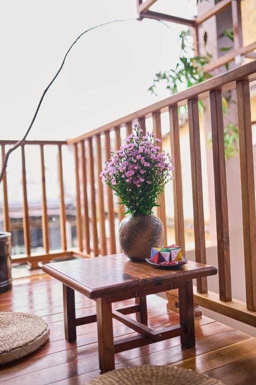 Family Room with Balcony room - Image 2