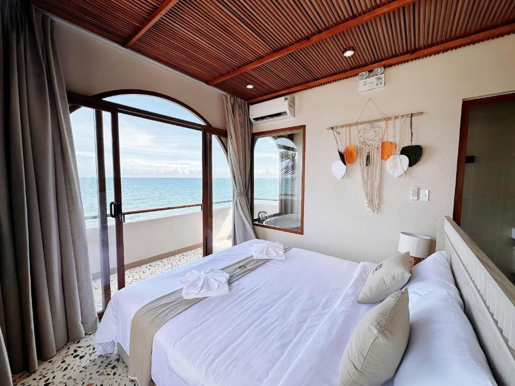 Double Room with Sea View room - Image 2