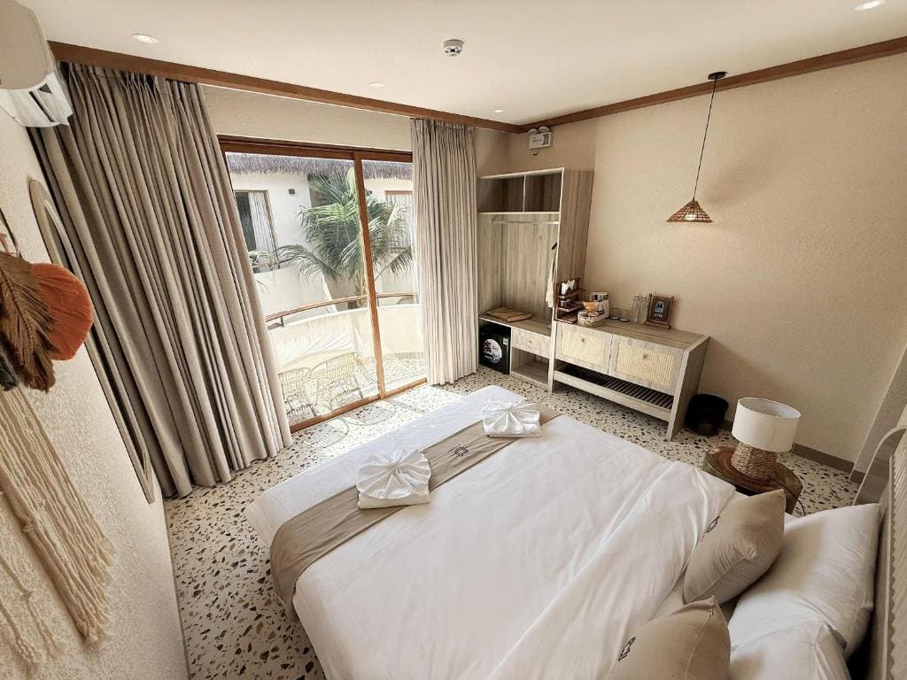Double Room with Pool View room - Image 2