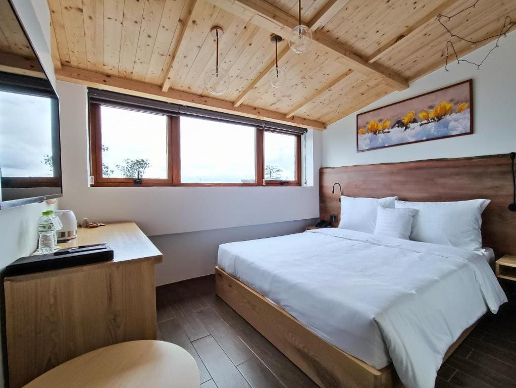Deluxe Family Room room - Image 2