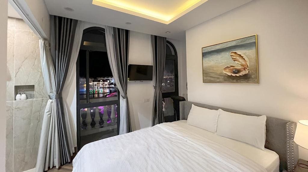 Deluxe Double Room with Balcony room - Image 3