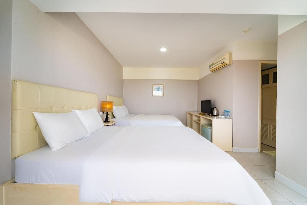 Deluxe Family Room room - Image 2
