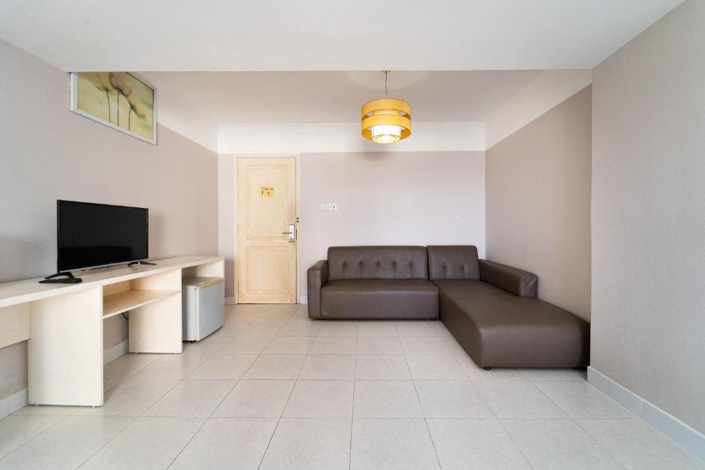 Family Room room - Image 3