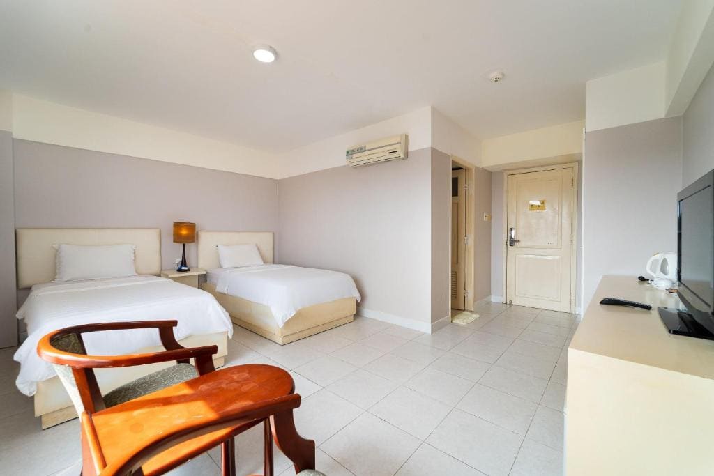 Superior Twin Room room - Image 3