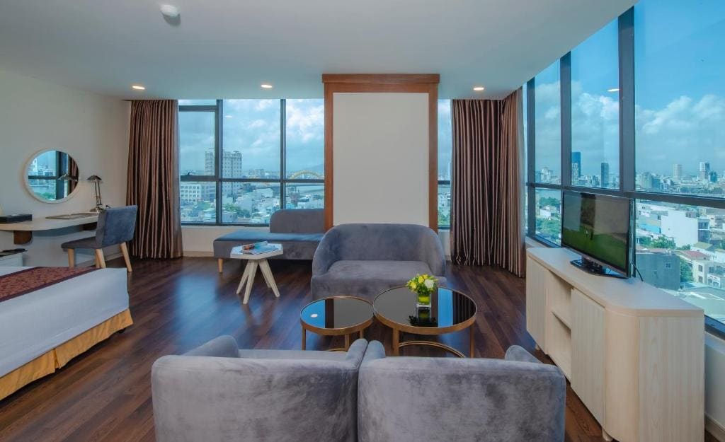Premium Deluxe King Room with Panoramic View room - Image 3