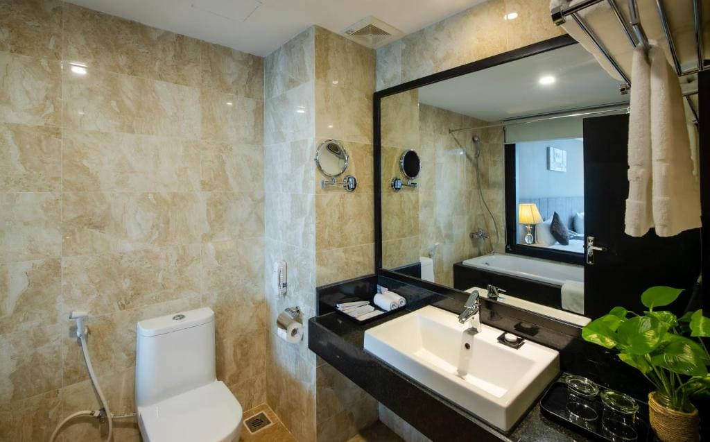 Deluxe City View King Room with Bathtub room - Image 2