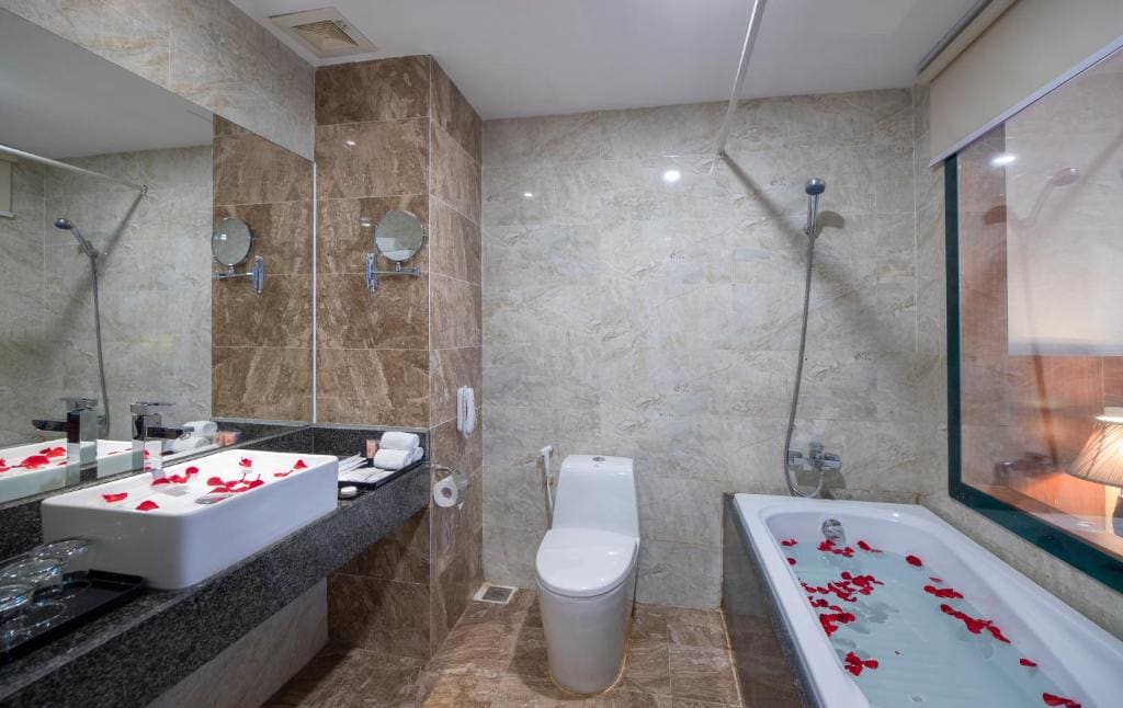 Deluxe Triple Room with Partial River View room - Image 3