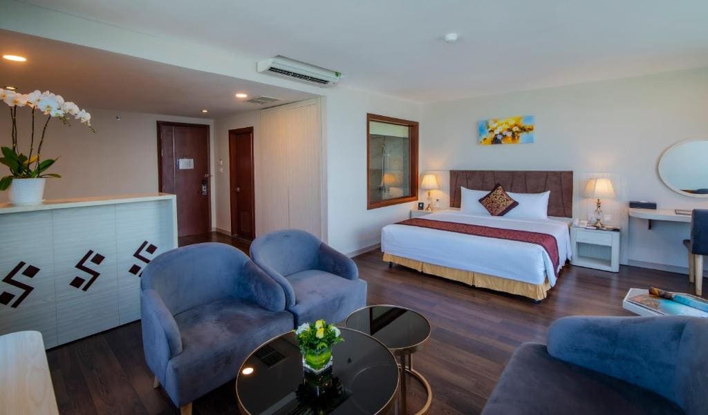 Premium Deluxe King Room with Panoramic View room - Image 2