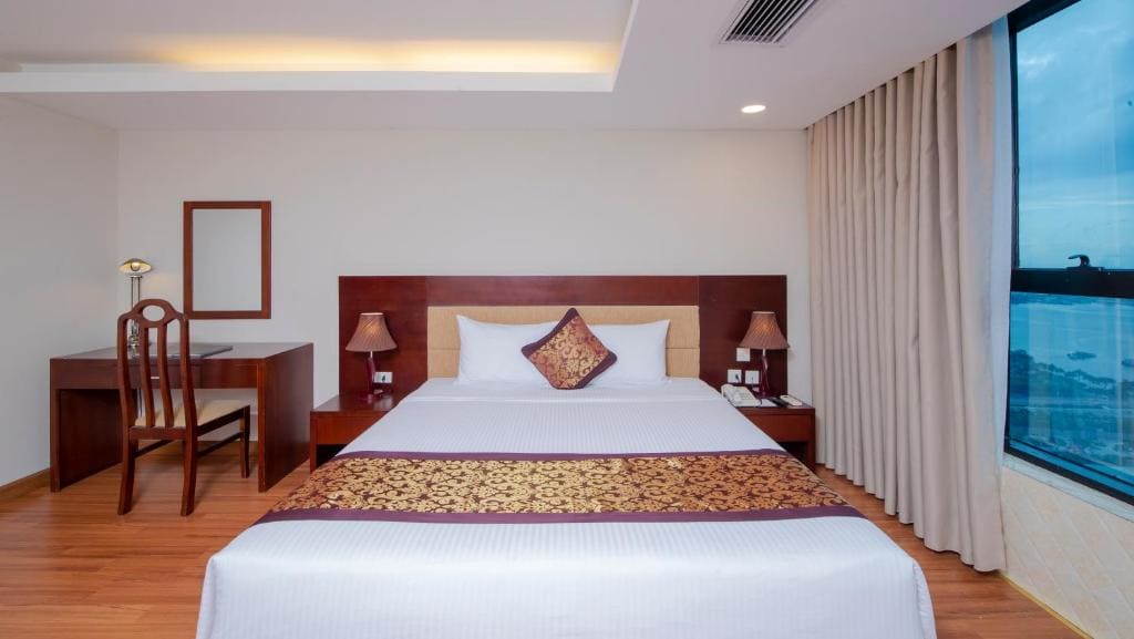 Deluxe Twin Room with Bathtub and City View room - Image 3