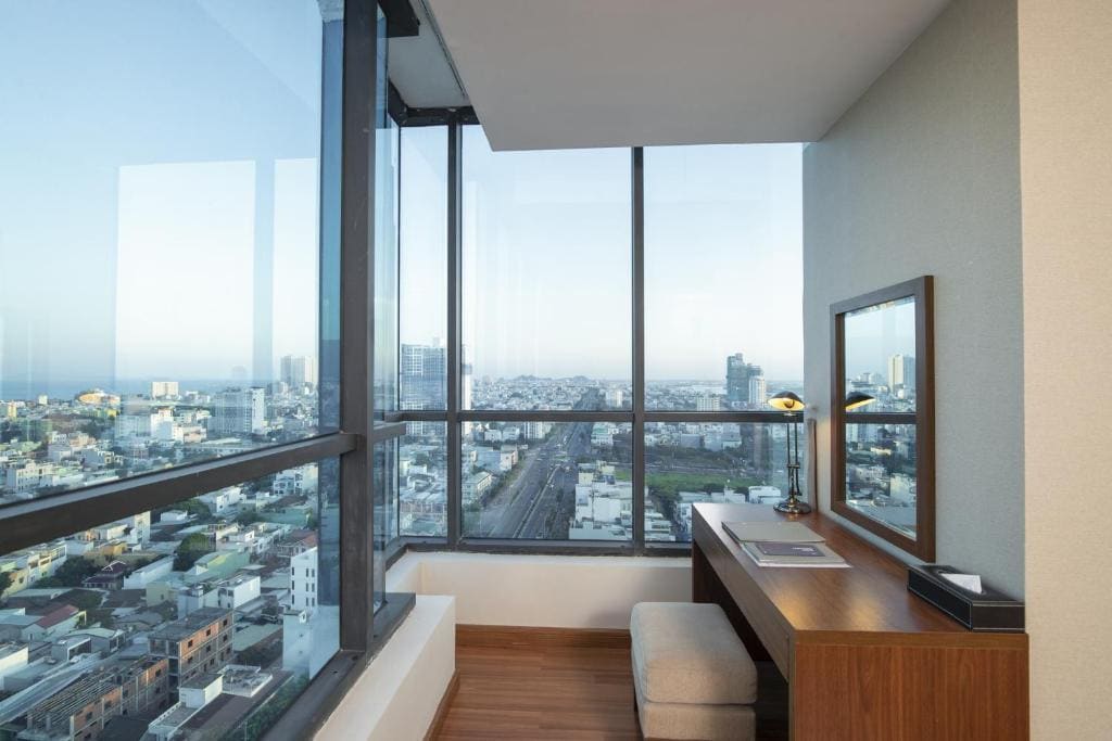 Deluxe City View King Room with Bathtub room - Image 3
