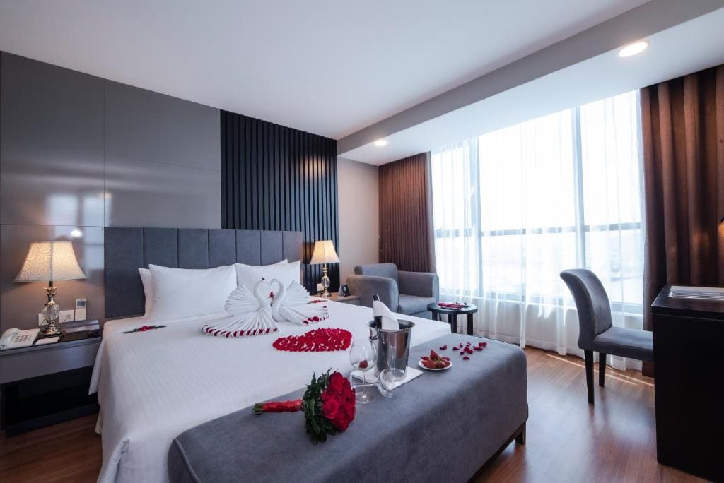 Executive Panoramic River View Suite Room with Jacuzzi Bathtub room - Image 2