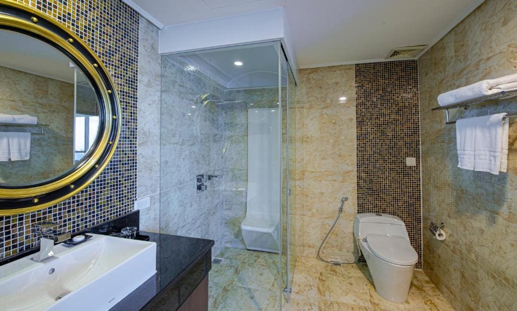 Executive Panoramic River View Suite Room with Jacuzzi Bathtub room - Image 3