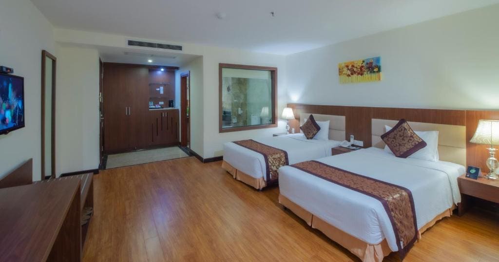 Superior Twin Room with Bathtub room - Image 3