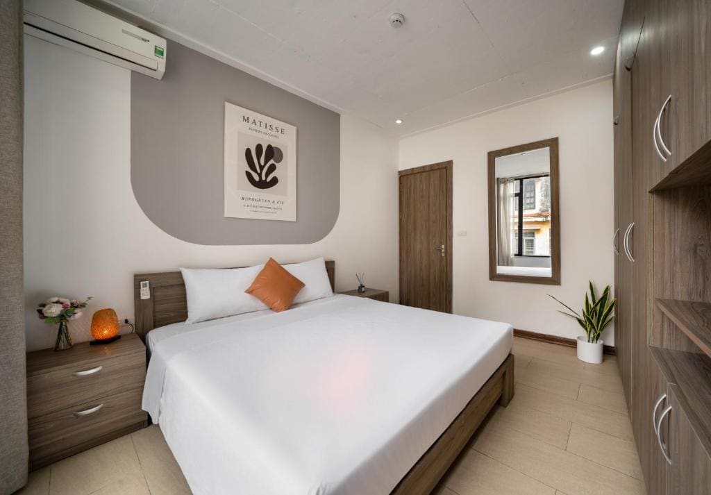 One-Bedroom Apartment with Balcony room - Image 3