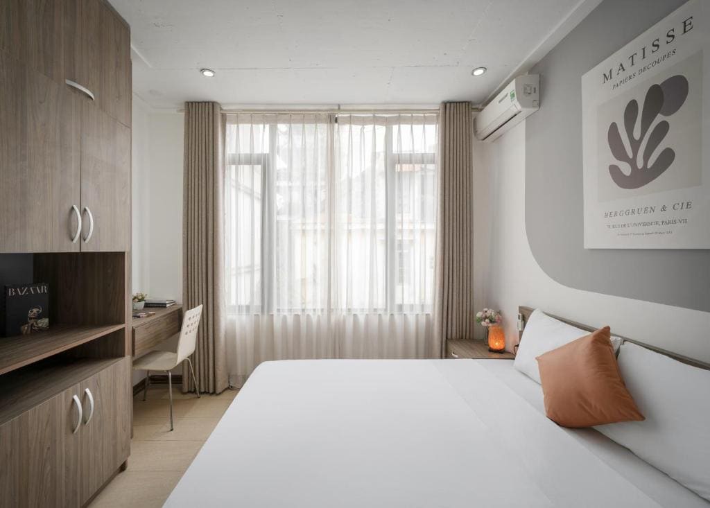 One-Bedroom Apartment with Balcony room - Image 2