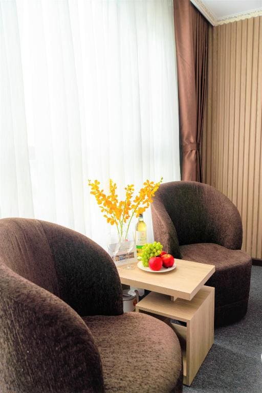 Premier Triple Room with City View room - Image 3