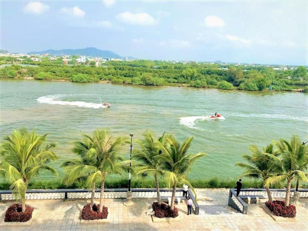 Premier Triple Room with River View room - Image 3